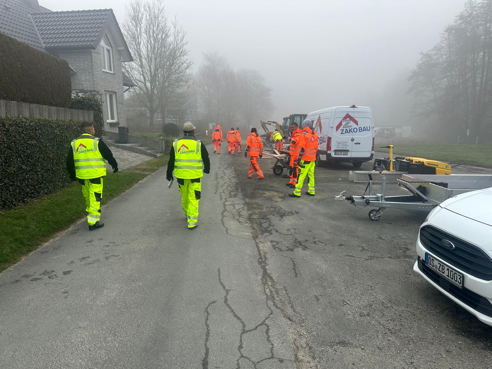 Zako Bau Team bei Glasfaserarbeiten