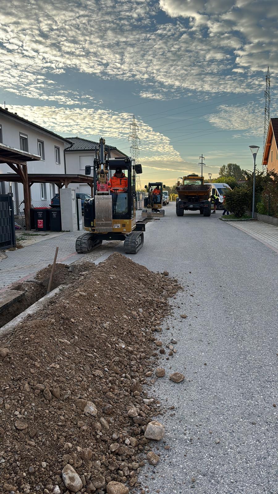 Tiefbauarbeiten in einer Wohnstraße