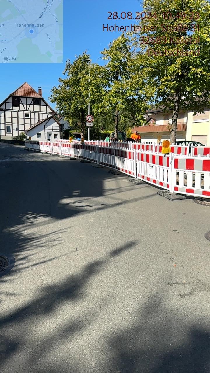 Abgesicherte Baustelle im Straßenbereich
