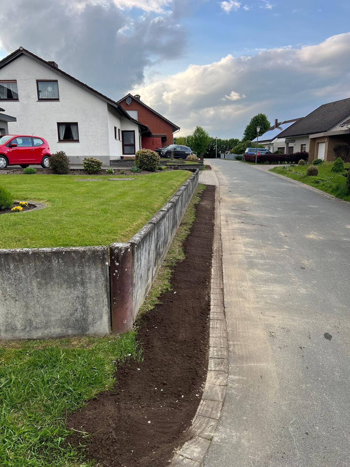 Wiederhergestellte Grünfläche entlang einer Straße