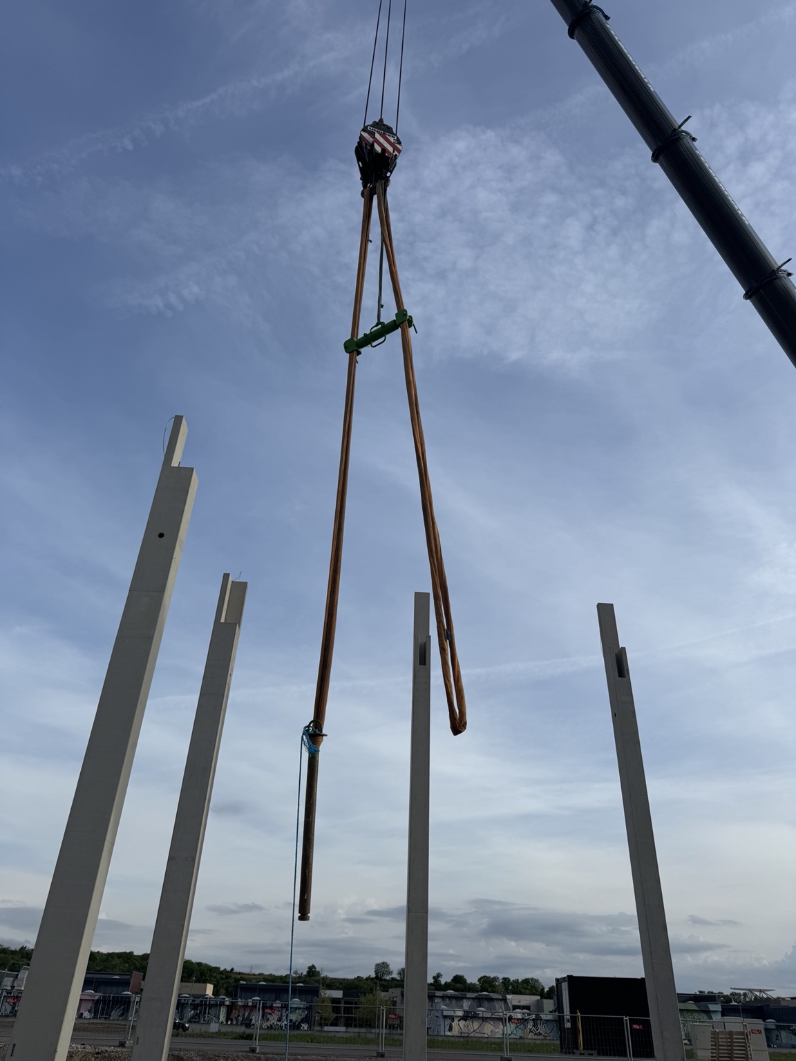 Kranmontage von Betonstützen