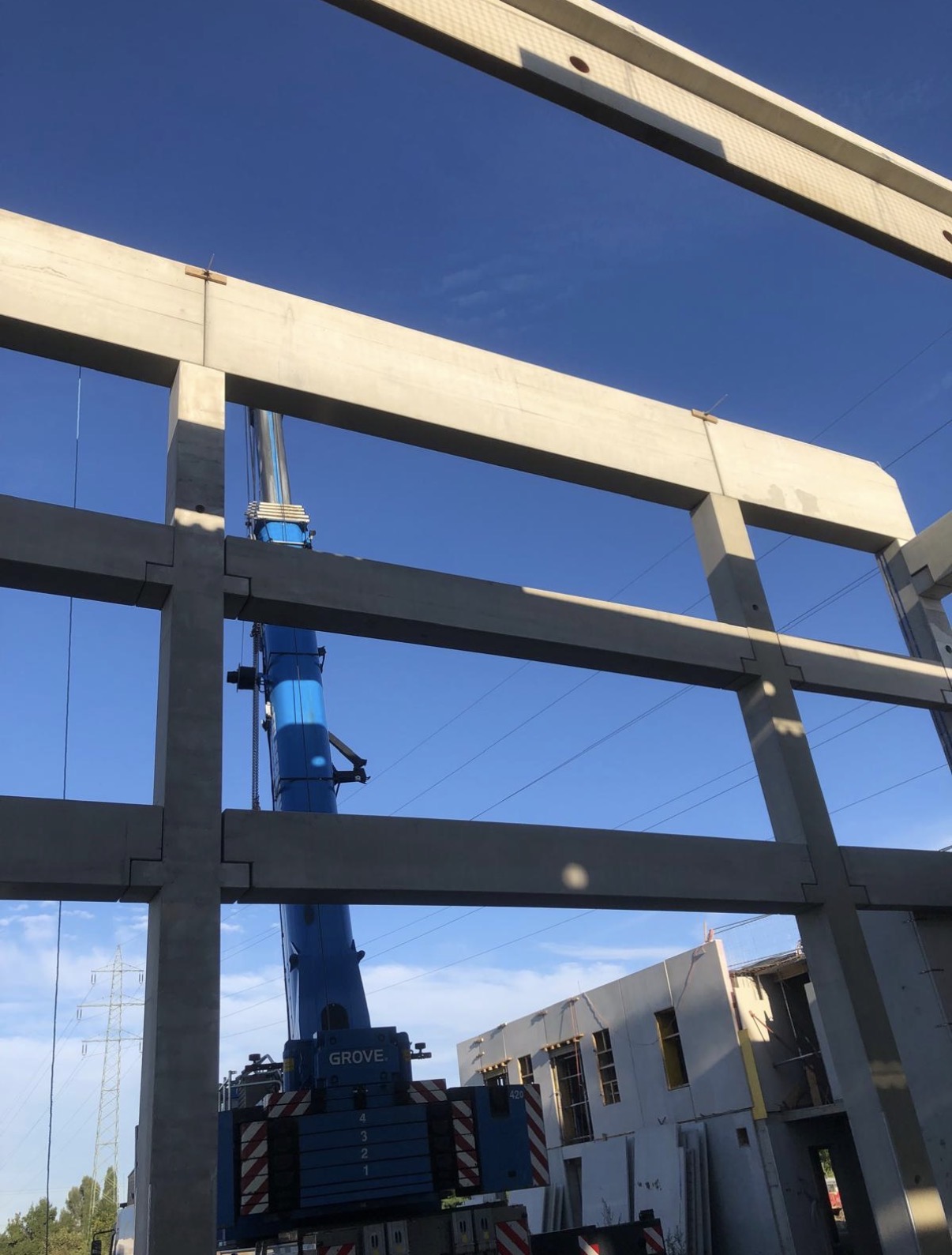 Betonstützen und Binder während der Montage