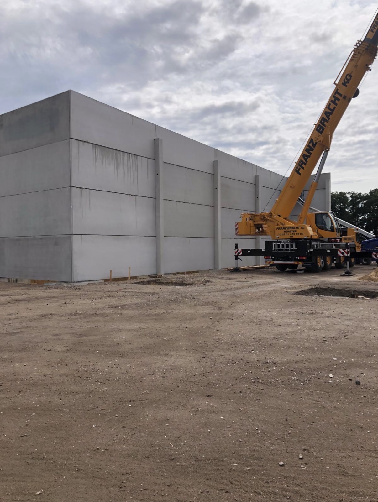 Industriehalle aus Betonfertigteilen mit Kran