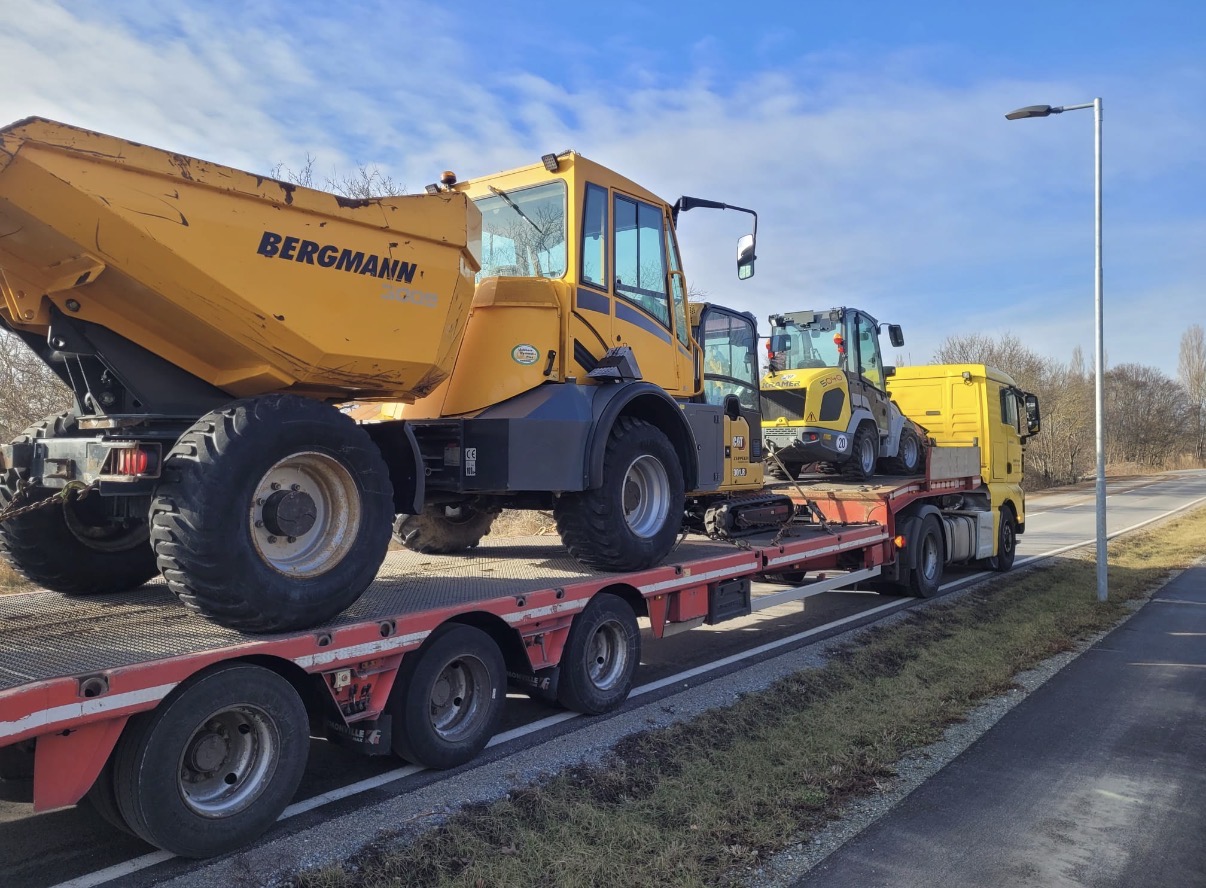Transport von Baumaschinen der Zako Bau GmbH
