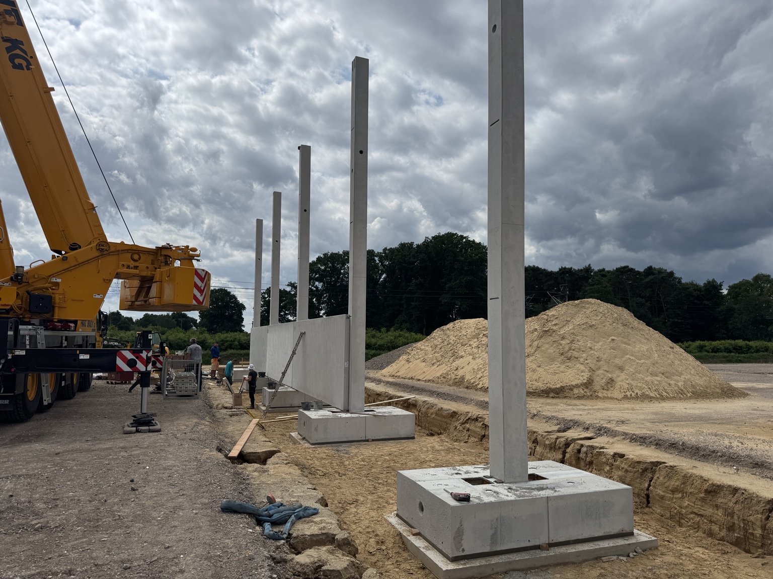 Montage von Betonfertigteilen