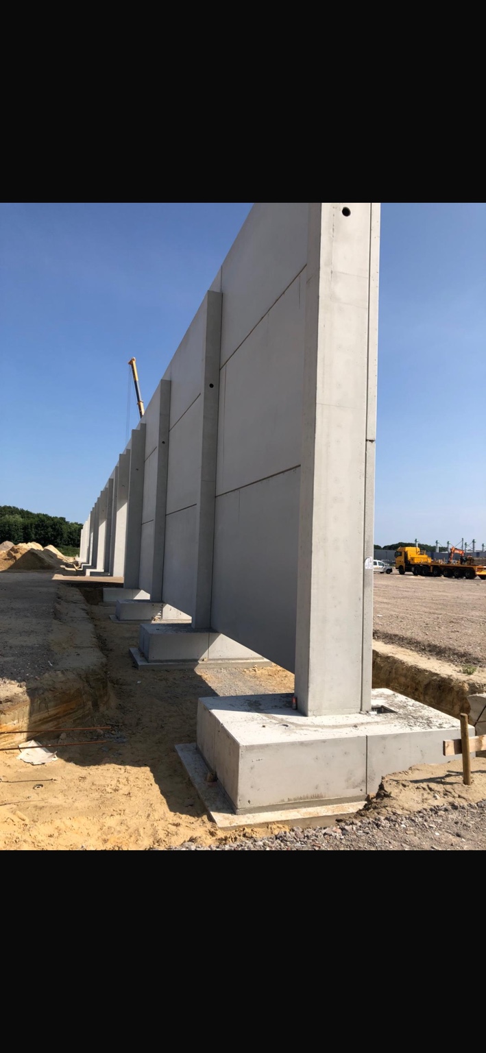 Betonfertigteilwand auf Einzelfundamenten