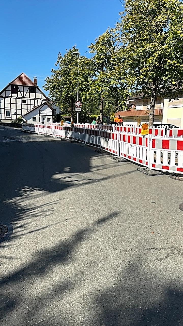 Abgesicherte Tiefbaubaustelle nach Wiederherstellung der Fahrbahn